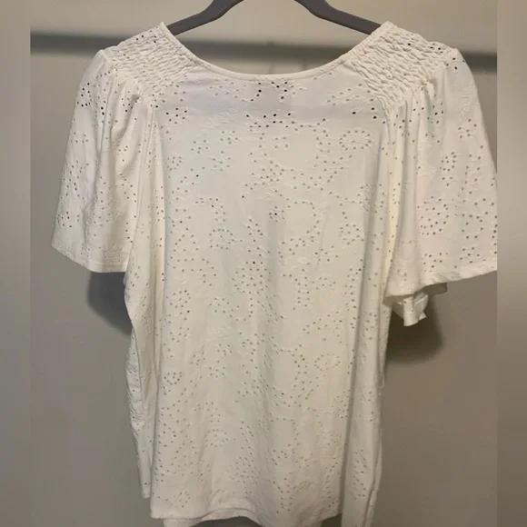 White peek-a-boo flowy shortsleeved top - Picture 2 of 3